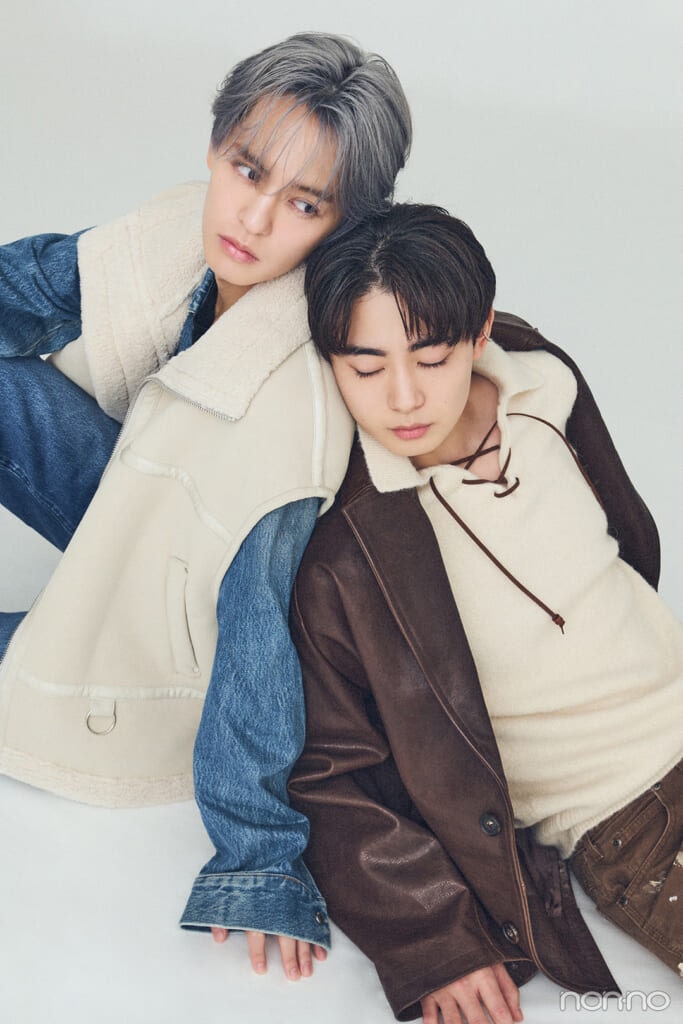 奥野壮と豊田裕大の床座りのツーショット