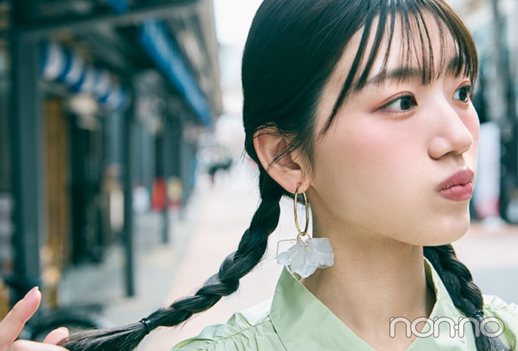 佐々木美玲の花火大会コーデ大ぶりクリアアクセ