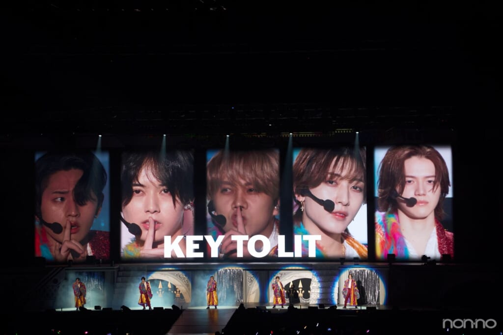 「KITERETSU FIRE」を披露するKEY TO LIT