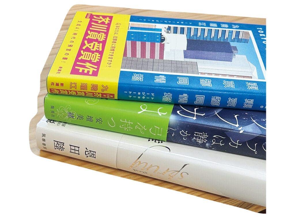 図書館で読書