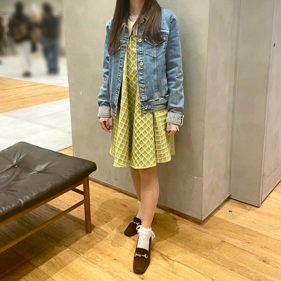 デニムジャケット 黄緑のワンピース レースアイテムを使ったコーディネート