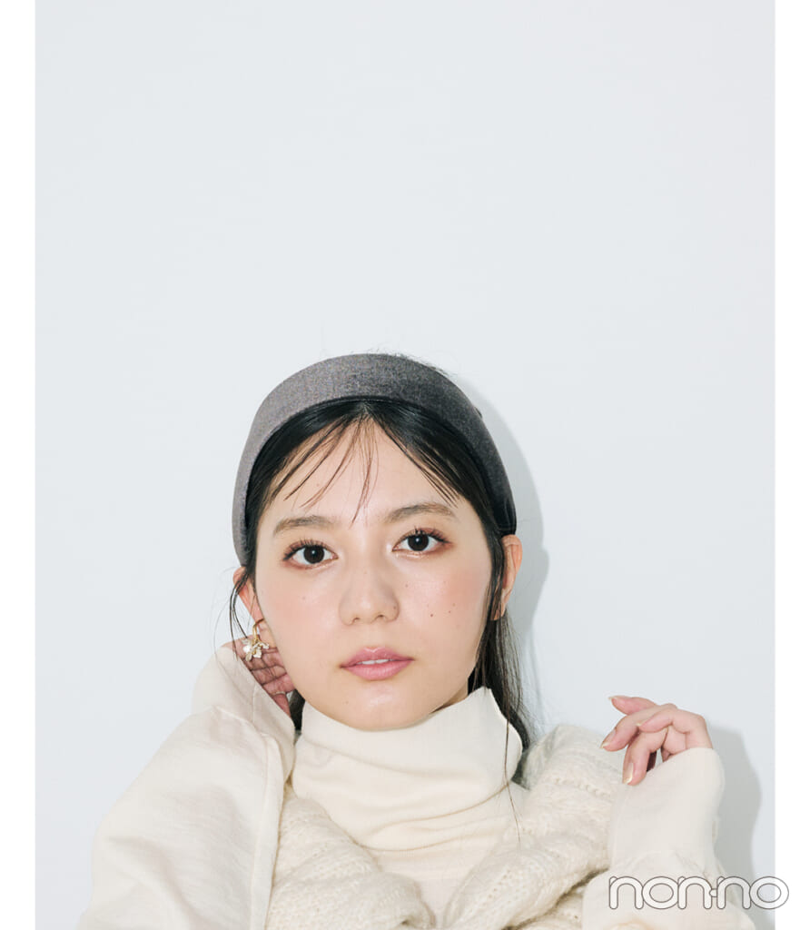 小坂菜緒とベージュのタートルネック×小さな異素材