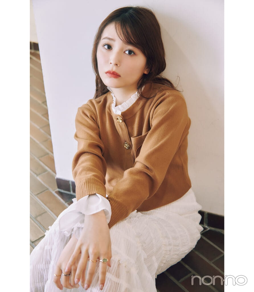 甘フェミニンなフリル衿トップスを着た久間田琳加