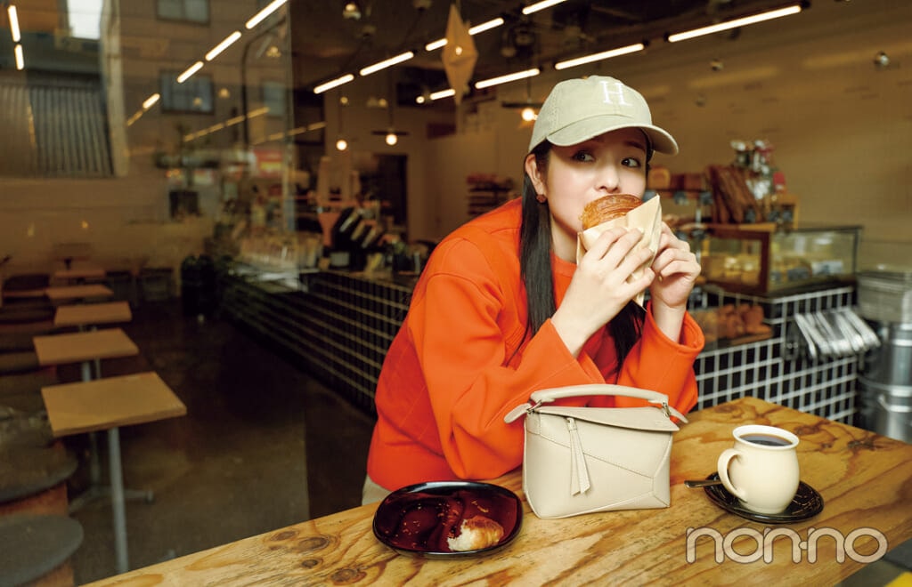 LOEWE（ロエベ）の日「パズルバッグ」のミニバッグを持つ横田真悠