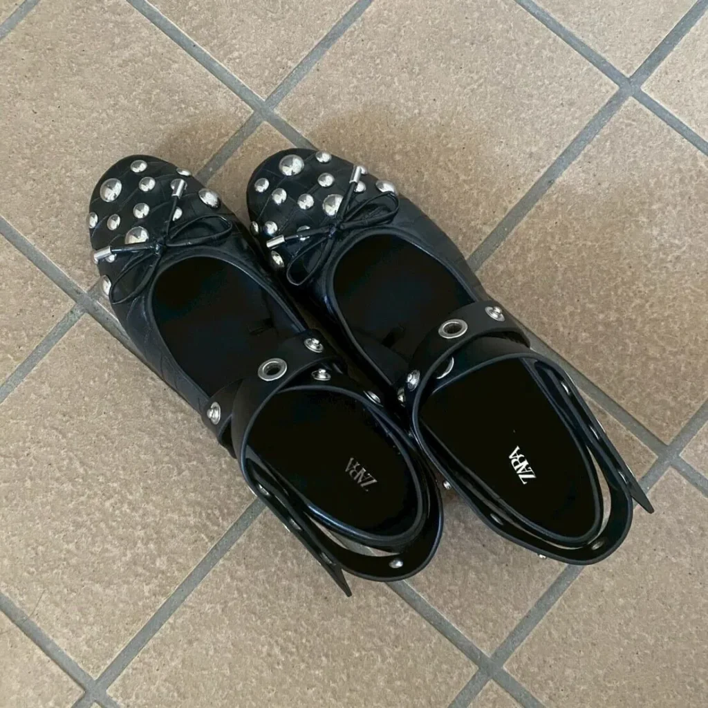 黒のスタッズつきメリージェーンシューズ