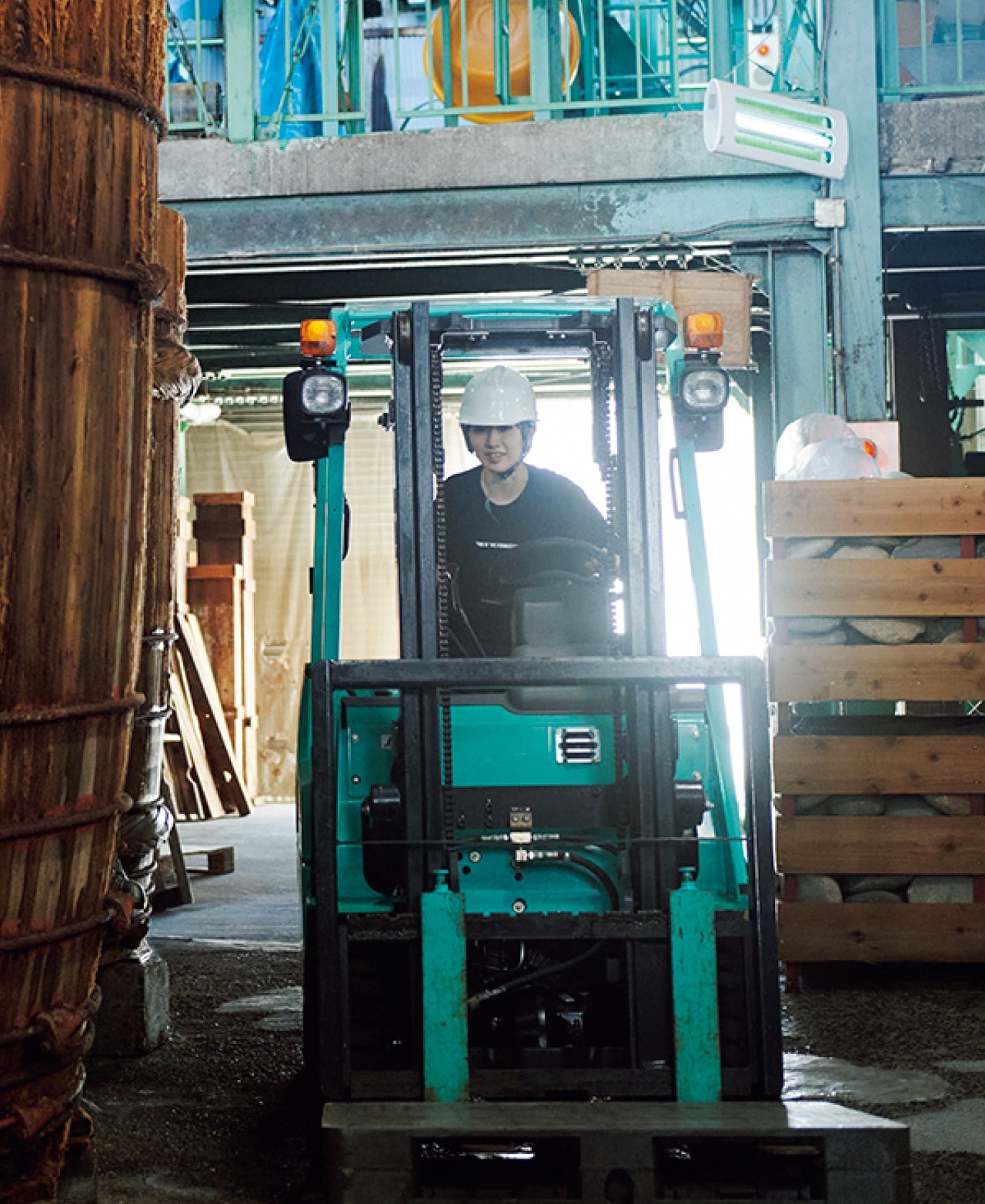 蔵でフォークリフトを自在に操る華奈子さん