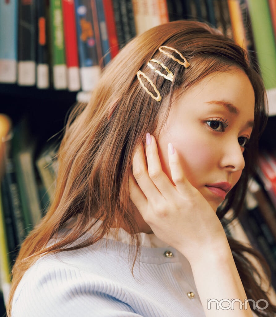 横顔を素敵に見せるヘアピンをつけた久間田琳加