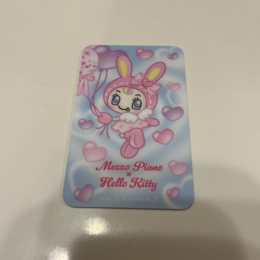 2025年10月9日からセブンイレブン限定で発売されている『メゾピアノ×ハローキティ』のオリジナルカードミラーの一種