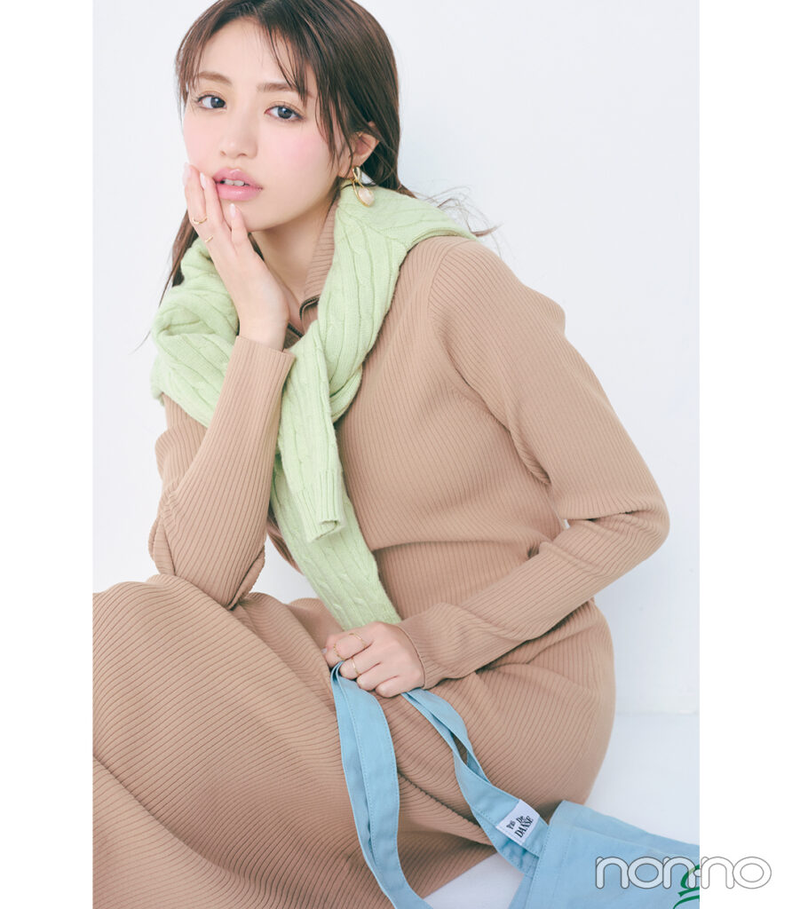 香音の茶髪に似合うベージュコーデ4