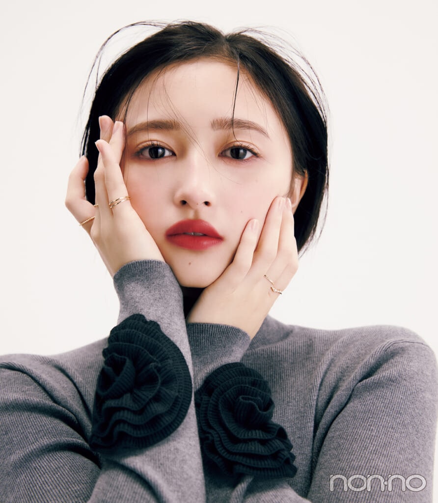 赤リップをつけた井上和