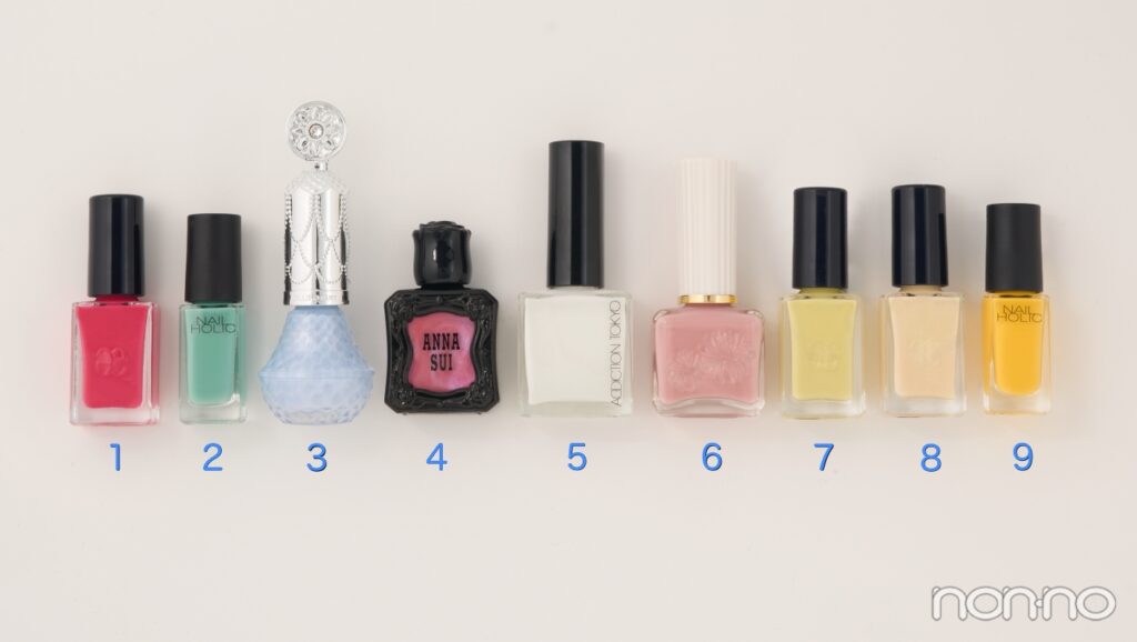 ネイルが並んでいる画像(左からピンク、グリーン、薄いブルー、メタリックピンク、白、薄いピンク、パステルイエロー、クリーム色、イエロー)