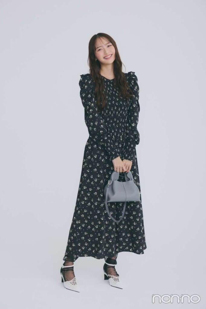 小花柄カジュアルワンピースを着る加藤栞