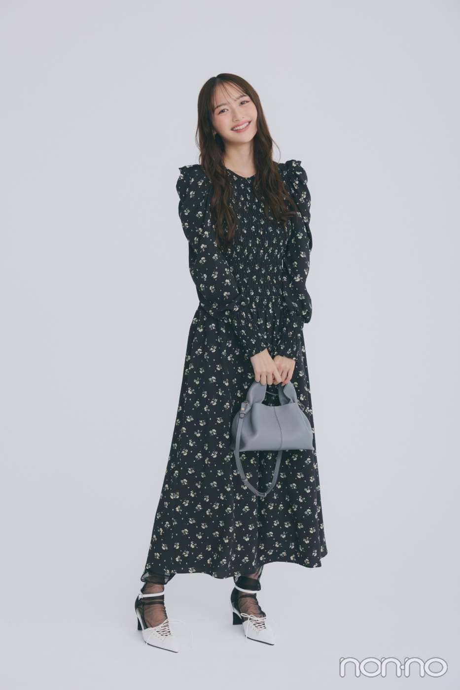 同窓会におすすめの『ビームス』の小花柄ワンピースを着た女性
