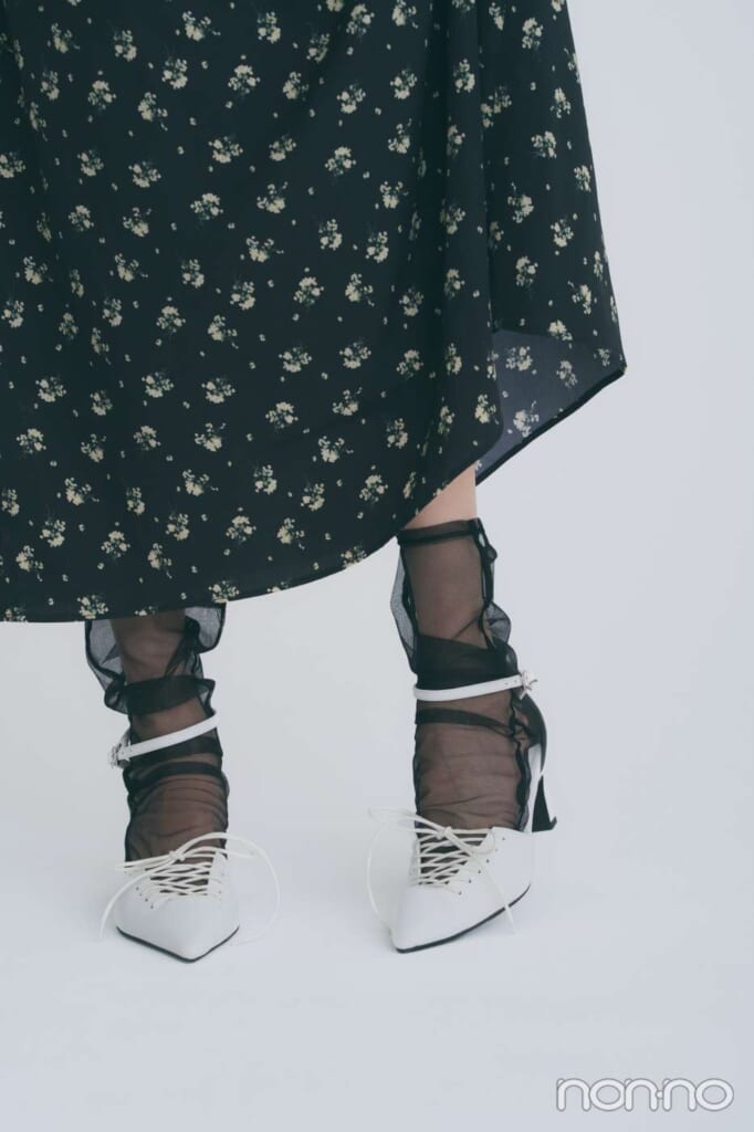 レース素材の靴下にサンダルを合わせたコーデ