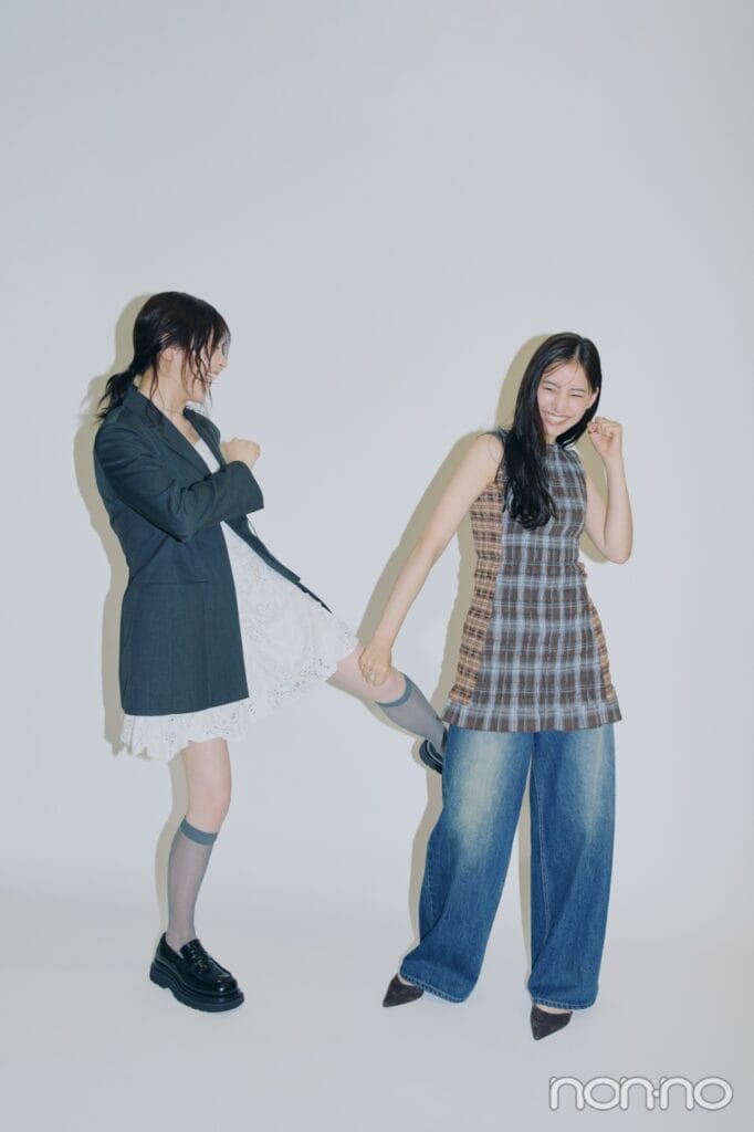 戦闘ポーズをキメてアクションシーンを再現(？)する久間田琳加、新木優子