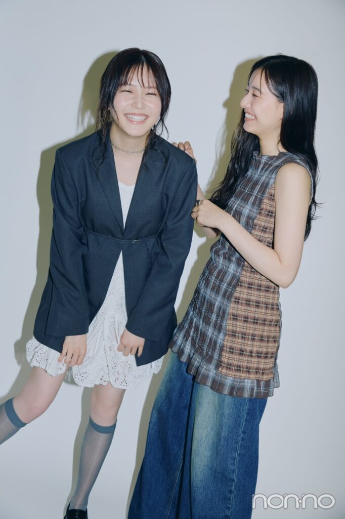 久間田琳加のほうを見ながら笑う新木優子と正面をみて笑う久間田琳加