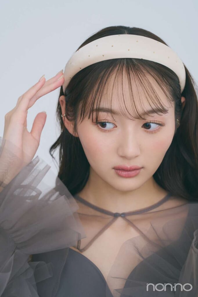 アクセントとなる太めカチューシャ