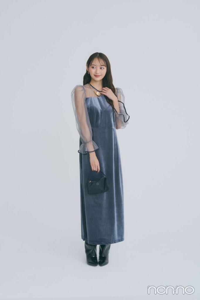 ベロアワンピースを着る加藤栞