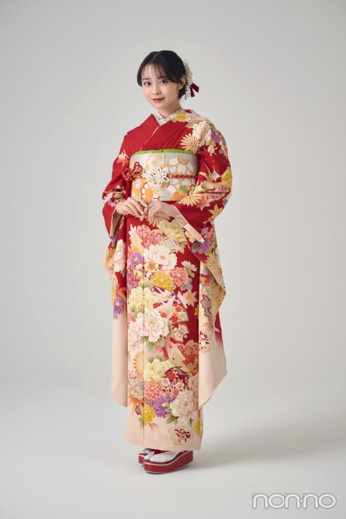 赤い振袖を着た林芽亜里の全身