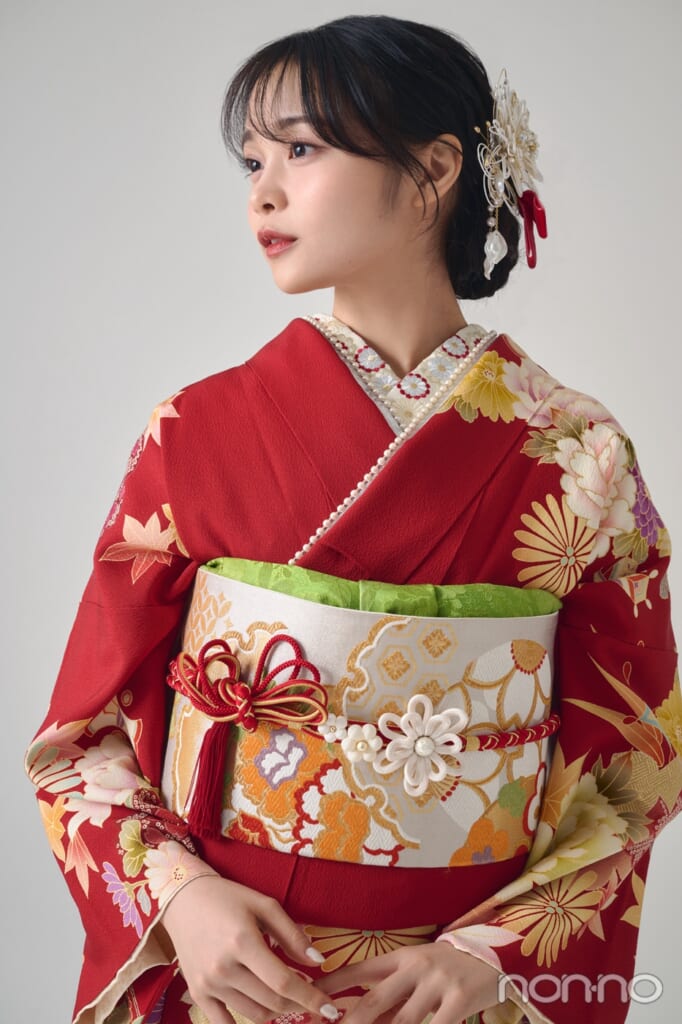 赤の振袖を着た林芽亜里のバストアップ