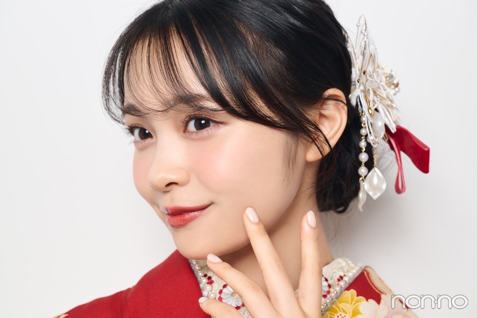 ほおにフォーカスして左を向く林芽亜里