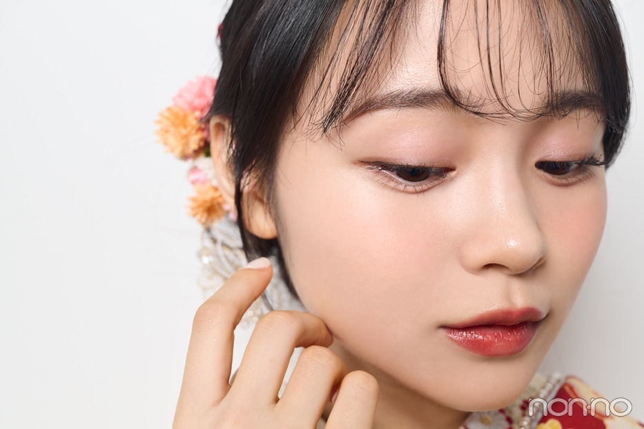 まぶたにフォーカスして下を向いた林芽亜里の顔のアップ