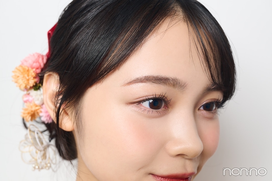 眉にフォーカスした林芽亜里の顔のアップ