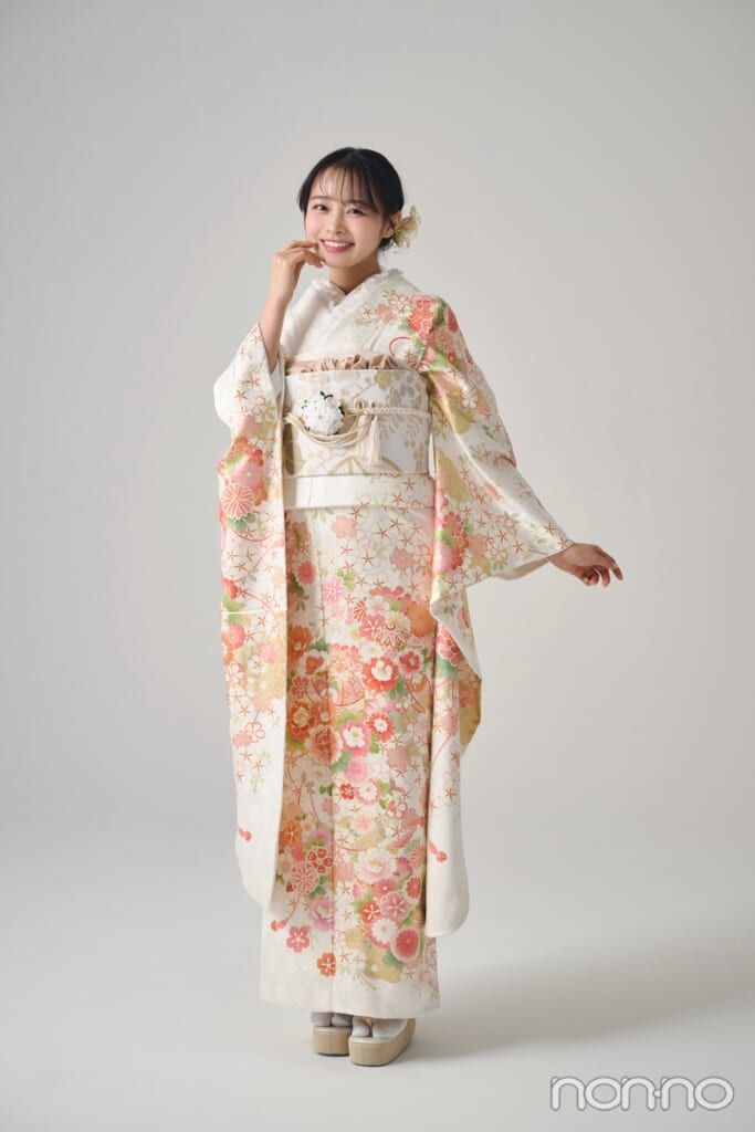 白い振袖を着た林芽亜里の全身