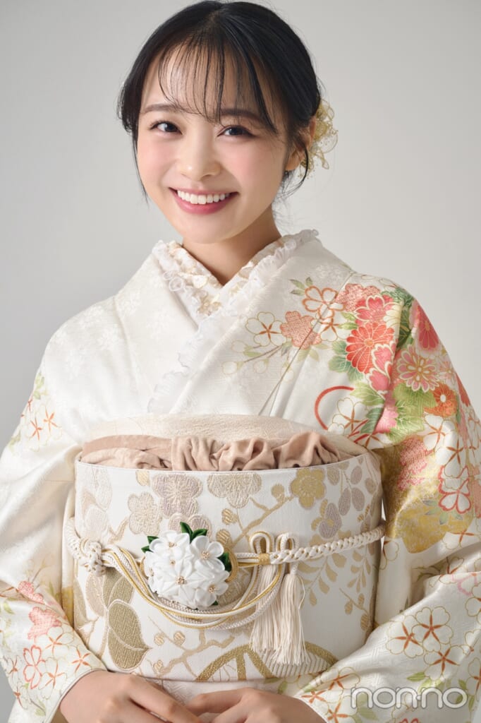 白の振袖を着た林芽亜里のバストアップ