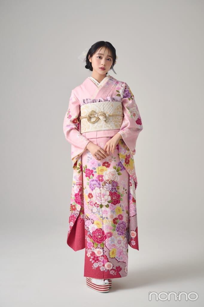 ピンクの振袖を着た林芽亜里の全身