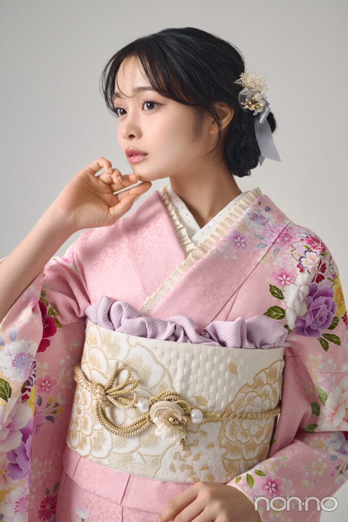 ピンクの振袖を着た林芽亜里のバストアップ