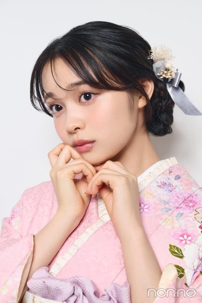 ツインお団子にリボンと2種類飾った林芽亜里のフロント