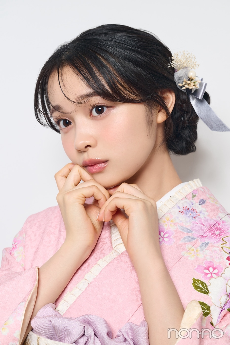 成人式ロングヘアアレンジ　ツインお団子にリボンと２種類飾った髪型の正面