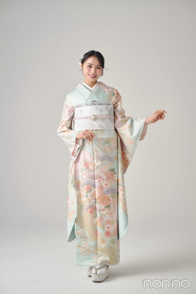 淡いブルーの振袖を着た林芽亜里の全身