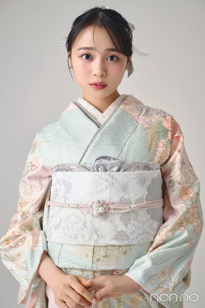 水色の振袖を着た林芽亜里のバストアップ