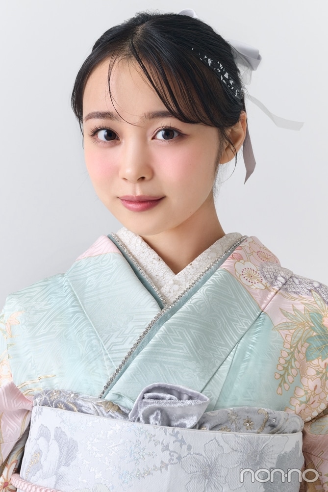 タイトにまとめて後ろにグレーリボン、サイドに銀箔をつけた林芽亜里のフロント