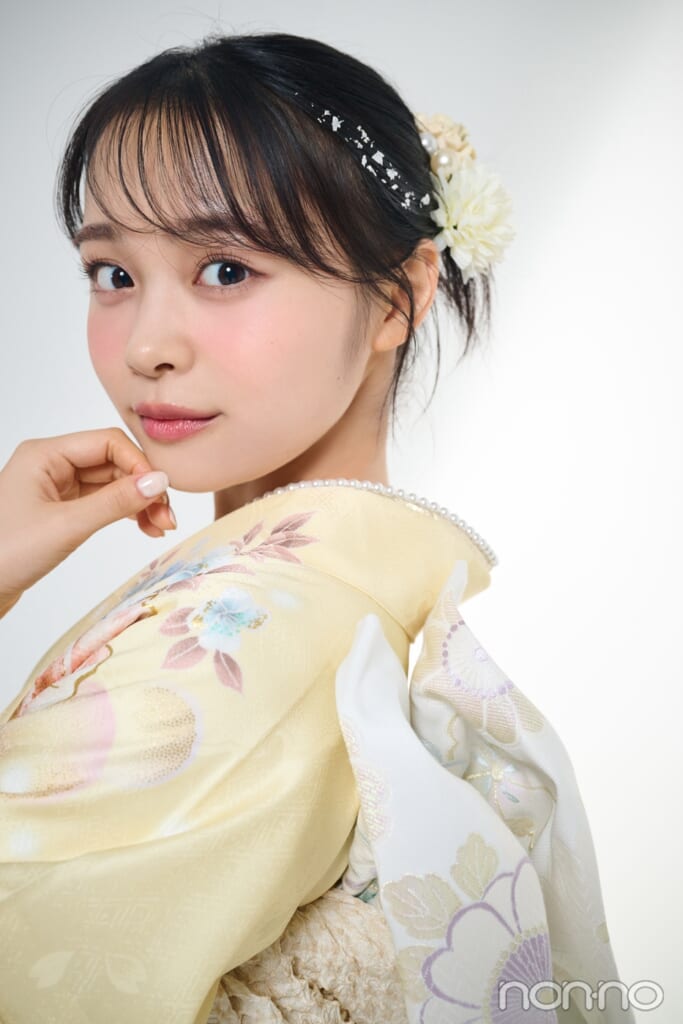 イエローの着物を着た林芽亜里のアップ