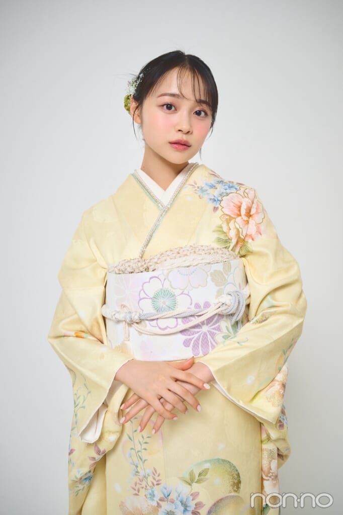 イエローの着物を着た林芽亜里バストアップ