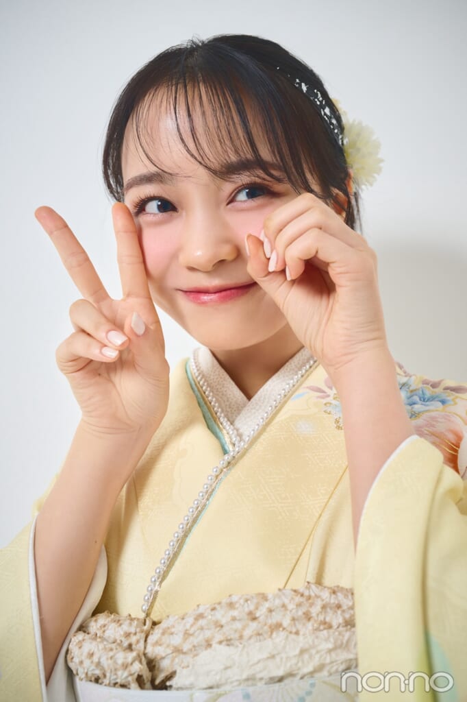 手で２と０をつくる林芽亜里のアップ