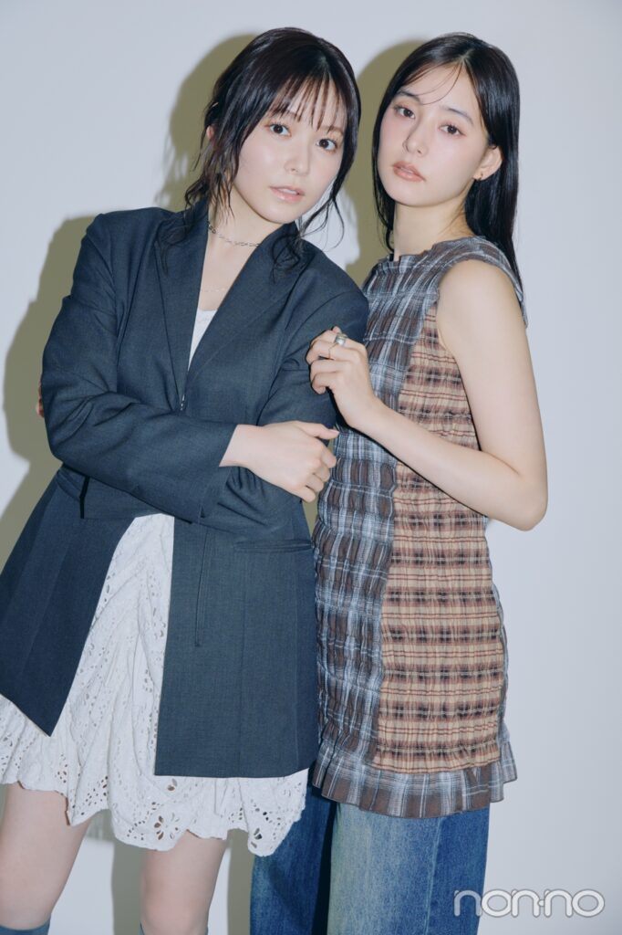 久間田琳加の腕に手を添えてかっこよくキメる新木優子