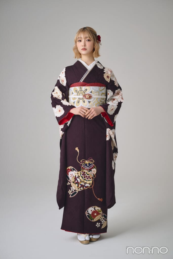 ブラウンの振袖を着た小宮山莉渚