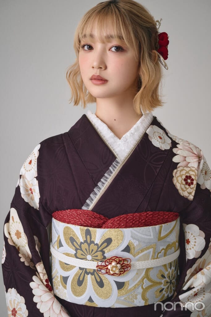 ブラウンの振袖を着た小宮山莉渚のバストアップ