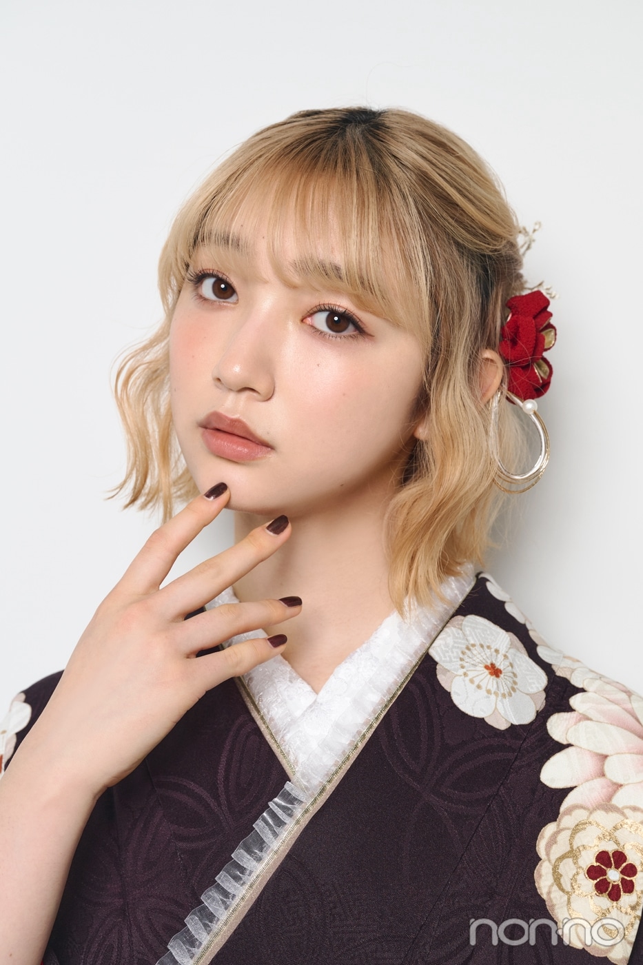 ボブの成人式ヘアスタイル　ゆるまきハーフアップに赤い髪飾りをつけた髪型の正面