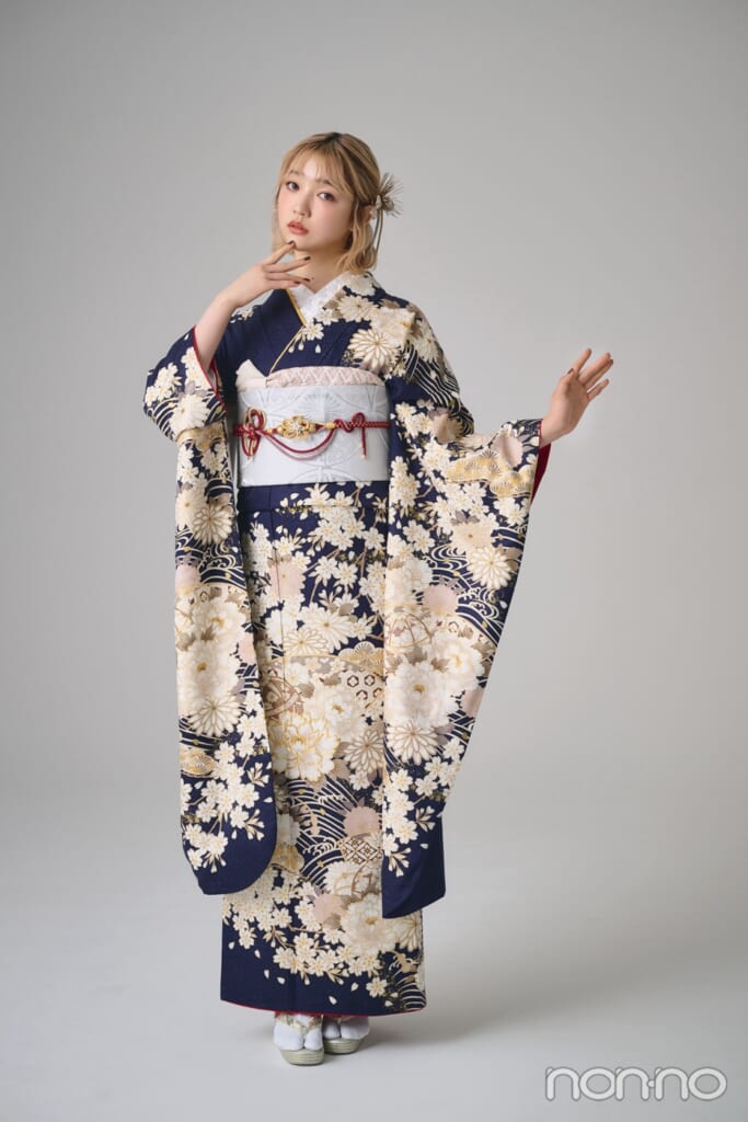 紺色の振袖を着た小宮山莉渚