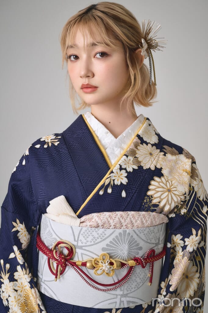 紺の振袖を着た小宮山莉渚のバストアップ