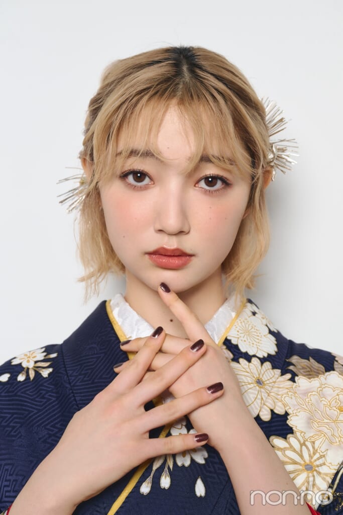 ハーフアップで両サイドから金銀の髪飾りをつけた小宮山莉渚のアップ