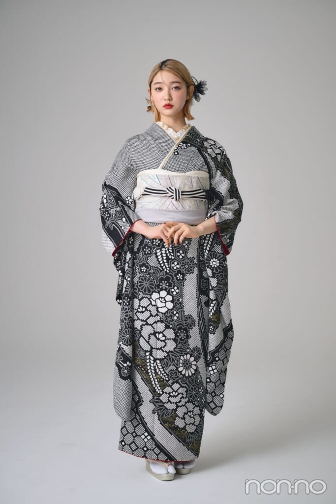 黒の絞りの振袖を着た小宮山莉渚