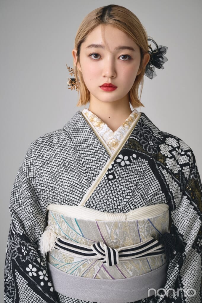 モノトーンの振袖を着た小宮山莉渚のバストアップ
