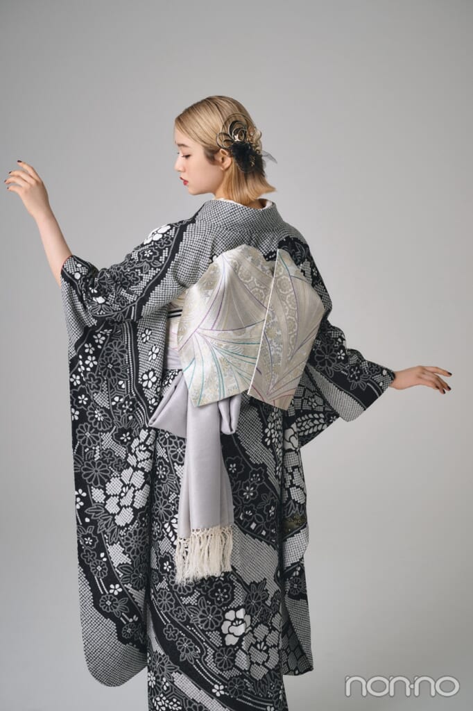 モノトーンの着物を着た小宮山莉渚の後ろ姿