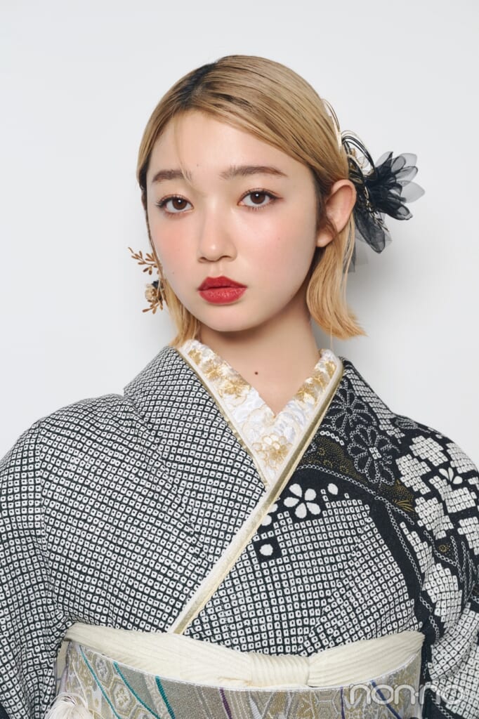 タイトな外ハネヘアに黒いヘア飾りを片側につけた小宮山莉渚のアップ